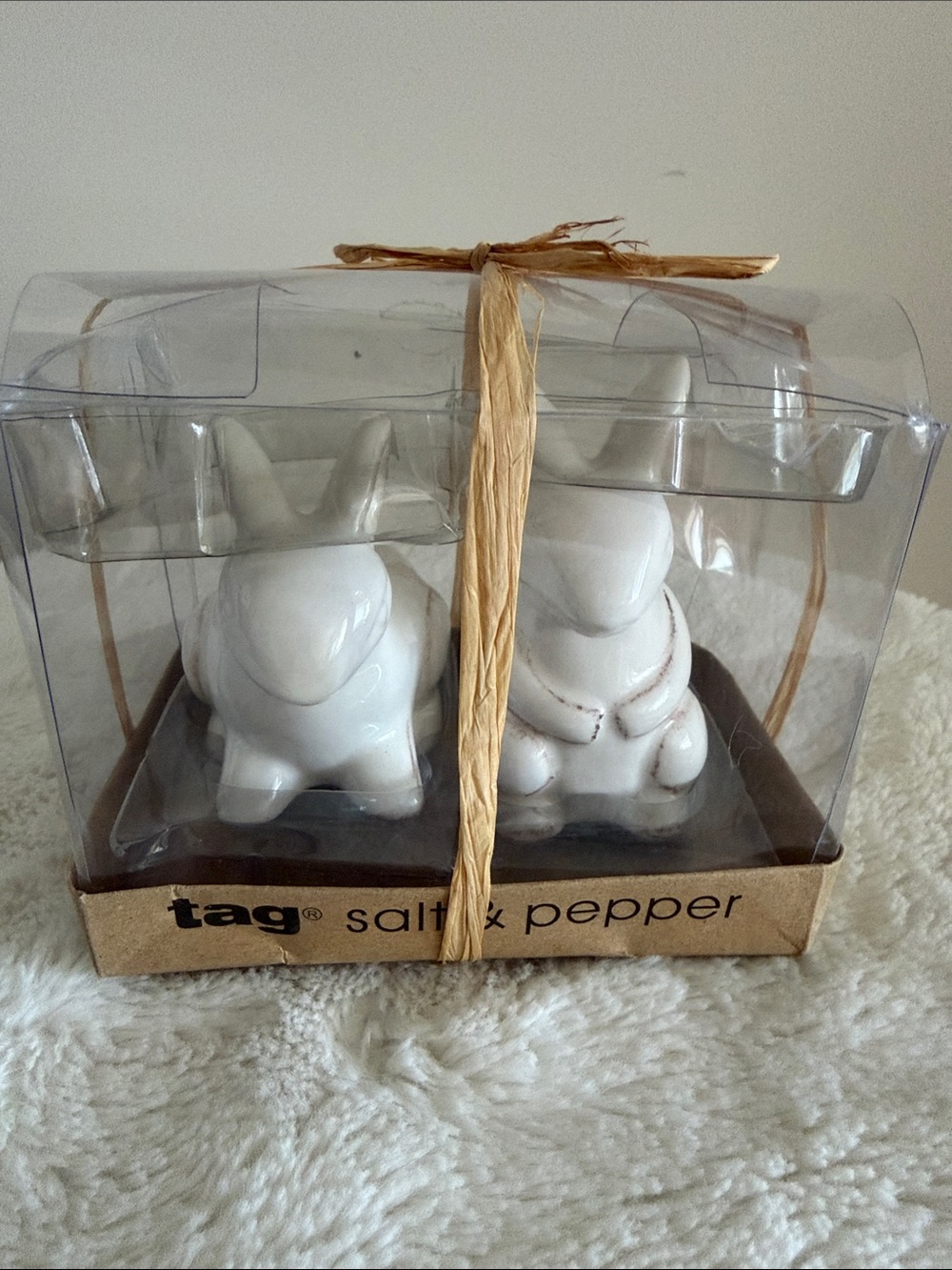 Tag White Ceramic Rabbit Salt & Pepper Shakers in Gift Box